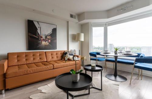 Bloor-Yorkville Casa | Chic 1BR plus Den Condo Near ROM and CN Tower