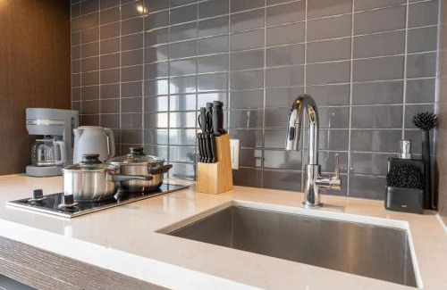 Bloor-Yorkville Casa | Chic 1BR plus Den Condo Near ROM and CN Tower