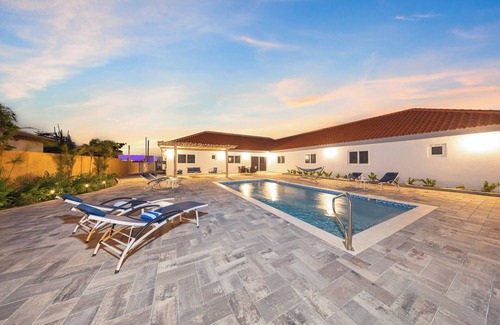 Boroncana Apartamento | Chic 1BR Retreat | Walk to Aruba’s Best Resorts & Beach