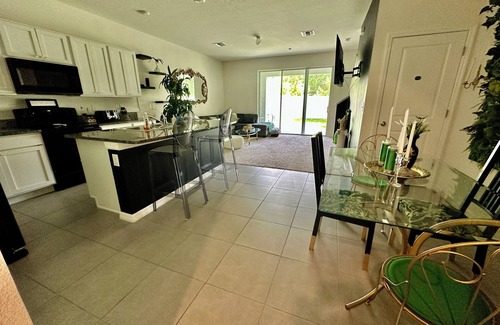 Bloomingdale Casa | Elegante casa adosada de 2 dormitorios y 1,5 baños en una comunidad segura