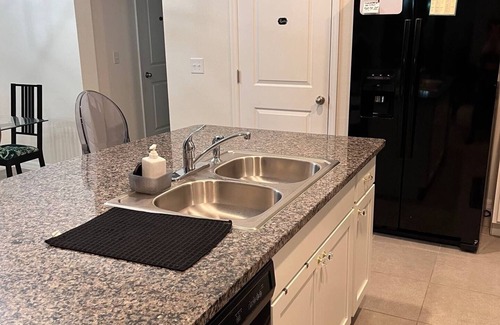 Bloomingdale Casa | Elegante casa adosada de 2 dormitorios y 1,5 baños en una comunidad segura