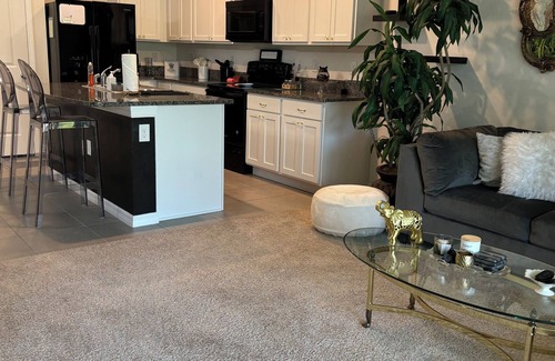 Bloomingdale Casa | Elegante casa adosada de 2 dormitorios y 1,5 baños en una comunidad segura