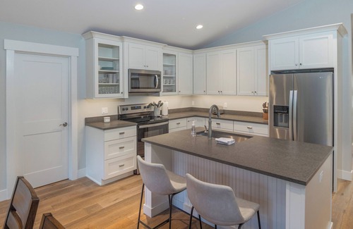 Friday Harbor Condominio | Chic 2 bed/2 bath Condo backing UW Labs preserve in enchanting Friday Harbor
