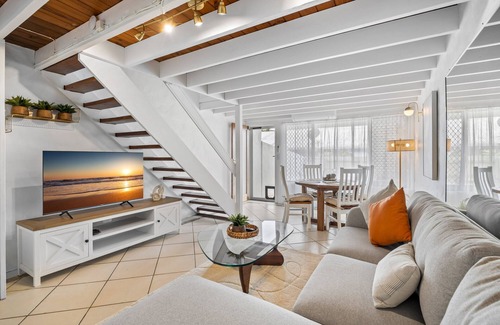 Mooloolaba Casa | Chic 2-Bed Cabin-Style Home by Mooloolaba Beach