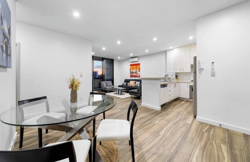 Ultimo Apartamento | Chic 2 BR Apt (Parking)/Darling Harbour-10min walk
