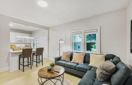 Durham Region Apartamento | Chic 2 BR Urban Retreat Near Beach Free Parking