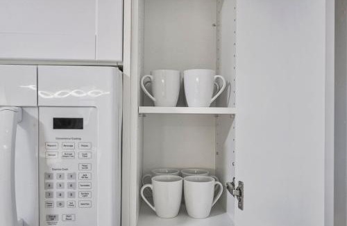 Durham Region Apartamento | Chic 2 BR Urban Retreat Near Beach Free Parking