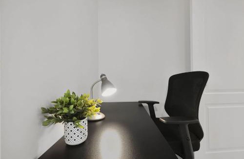 Durham Region Apartamento | Chic 2 BR Urban Retreat Near Beach Free Parking