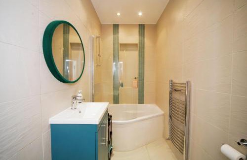 Belsize Park Apartamento | Chic 2BD Flat 12 Mins from Hampstead Heath