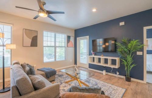 Encanto Apartamento | Chic 2BD - Midtown - Gym, Pool, W-D, Parking - Sleeps 8