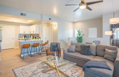 Encanto Apartamento | Chic 2BD - Midtown - Gym, Pool, W-D, Parking - Sleeps 8