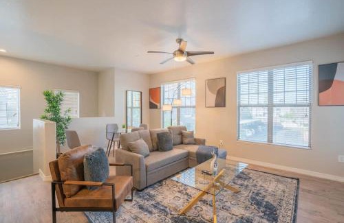 Encanto Apartamento | Chic 2BD - Midtown - Gym, Pool, W-D, Parking - Sleeps 8