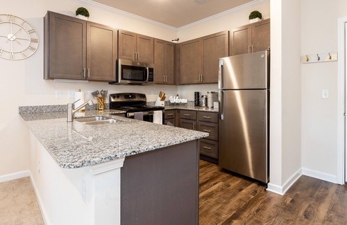 Waxhaw Apartamento | Chic 2BD Suite Condo w/ Pool 5-Min Walk to Downtown