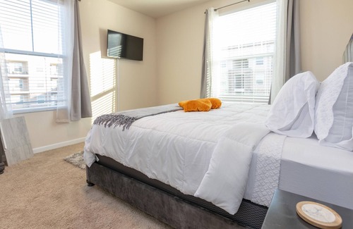 Waxhaw Apartamento | Chic 2BD Suite Condo w/ Pool 5-Min Walk to Downtown