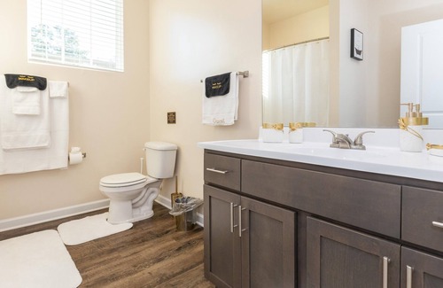 Waxhaw Apartamento | Chic 2BD Suite Condo w/ Pool 5-Min Walk to Downtown