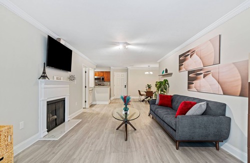Lindbergh Condominio | Chic 2bdr/2bath Urban Retreat - ATL Prime Location with free parking