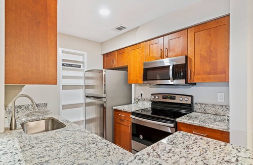 Lindbergh Condominio | Chic 2bdr/2bath Urban Retreat - ATL Prime Location with free parking