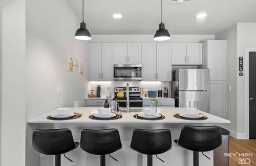 Rogers Apartamento | Chic 2BR/2BA Apt. Near UARK, Trails, AMP & Top Golf + Heated Pool + Workspace