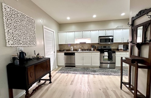 Blue Ridge Manor Condominio | Chic 2BR/2BA Condo - Ideal Derby Weekend Escape!