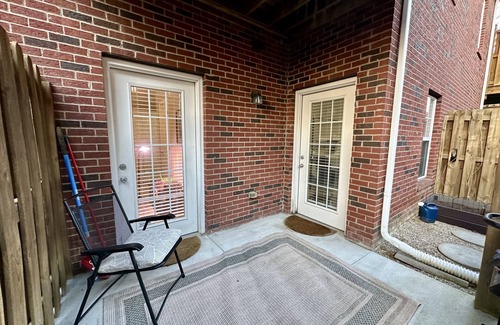 Blue Ridge Manor Condominio | Chic 2BR/2BA Condo - Ideal Derby Weekend Escape!