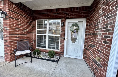 Blue Ridge Manor Condominio | Chic 2BR/2BA Condo - Ideal Derby Weekend Escape!