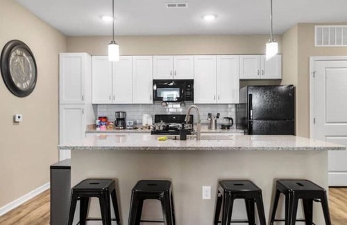Melbourne Condominio | Chic 2BR/2BA Condo: Pool & More!
