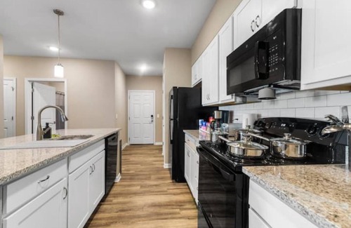 Melbourne Condominio | Chic 2BR/2BA Condo: Pool & More!