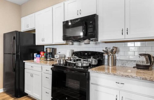 Melbourne Condominio | Chic 2BR/2BA Condo: Pool & More!