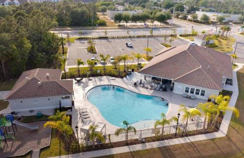 Melbourne Apartamento | Chic 2BR/2BA Condo: Pool & More!