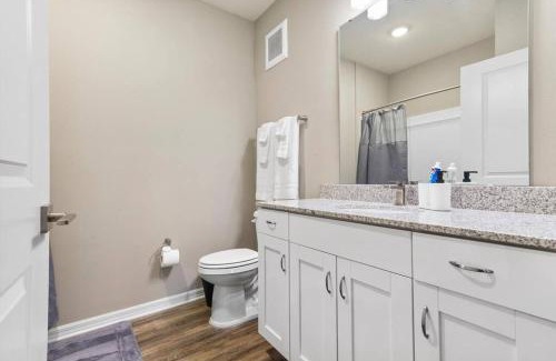 Melbourne Apartamento | Chic 2BR/2BA Condo: Pool & More!