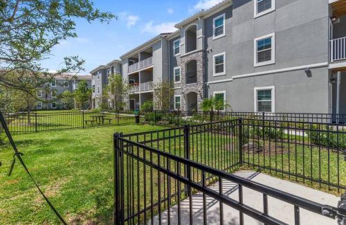 Melbourne Apartamento | Chic 2BR/2BA Condo: Pool & More!