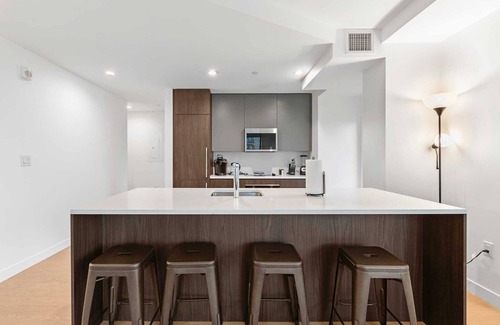 Fenway–Kenmore Apartamento | Chic 2BR/2BA Retreat in the Heart of Fenway Park