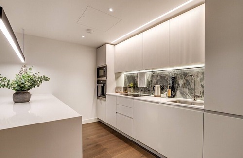 White City Apartamento | Chic 2BR 2Bath Balcony Walk to Westfield Mall