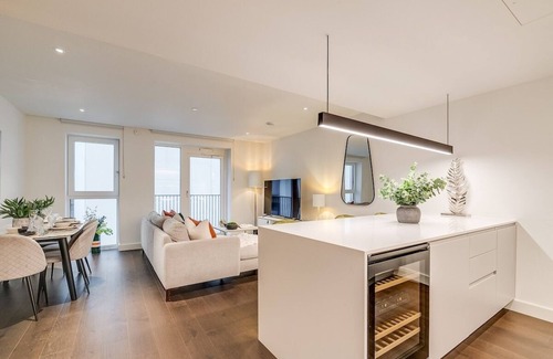 White City Apartamento | Chic 2BR 2Bath Balcony Walk to Westfield Mall