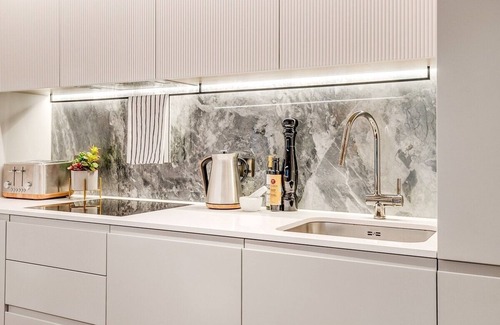 White City Apartamento | Chic 2BR 2Bath Balcony Walk to Westfield Mall