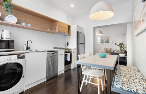 Bondi Apartamento | Chic 2BR Apartment with Artful Touches in Bondi
