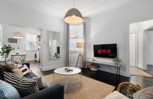 Bondi Apartamento | Chic 2BR Apartment with Artful Touches in Bondi