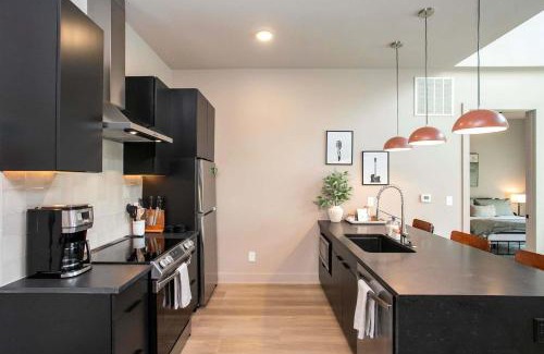 Northern Inglewood Apartamento | Chic 2BR Apt with Loft in East Nash Sleeps 6