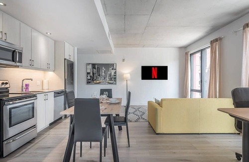Cite Multimedia Apartamento | Chic 2BR Balcony Old Port & Downtown + Parking