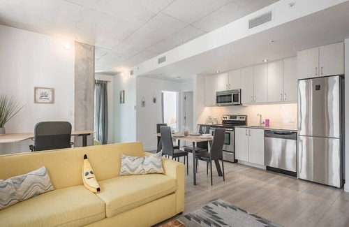 Cite Multimedia Apartamento | Chic 2BR Balcony Old Port & Downtown + Parking