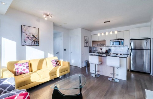 Church and Wellesley Condominio | Chic 2BR Condo w/ City Views, Balcony & WiFi