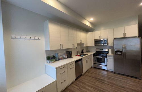 North Lawndale Apartamento | Chic 2BR Haven: Minutes from Downtown & Medical District