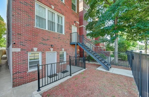 North Lawndale Apartamento | Chic 2BR Haven: Minutes from Downtown & Medical District