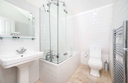 Camberwell Green Apartamento | Chic 2BR London home where comfort meets style