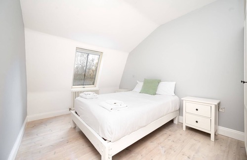 Camberwell Green Apartamento | Chic 2BR London home where comfort meets style