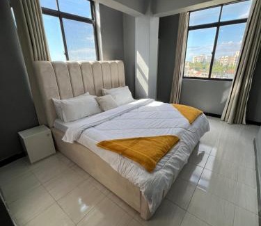 Masaki Apartamento | Chic 2BR Masaki Hide away, With POOL & GYM