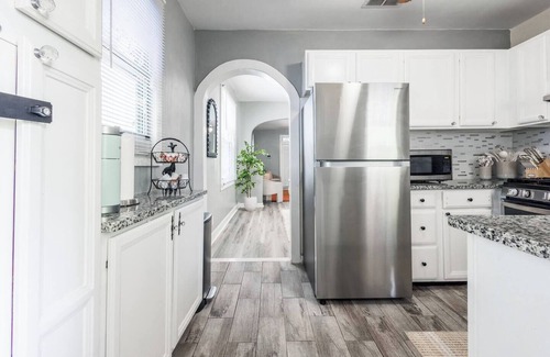 West Palm Beach Casa | Chic 2BR Palm Breeze Retreat Coastal Style Near Beaches & Downtown WPB
