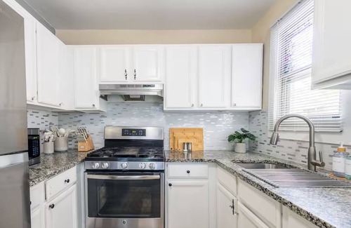 West Palm Beach Casa | Chic 2BR Palm Breeze Retreat Coastal Style Near Beaches & Downtown WPB