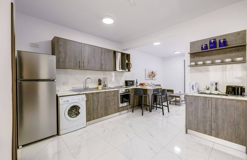 Gzira Apartamento | Chic 2BR Penthouse Steps From the Promenade