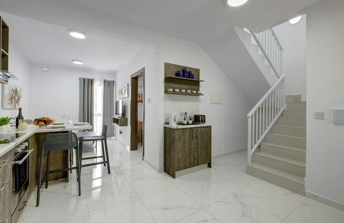 Gzira Apartamento | Chic 2BR Penthouse Steps From the Promenade